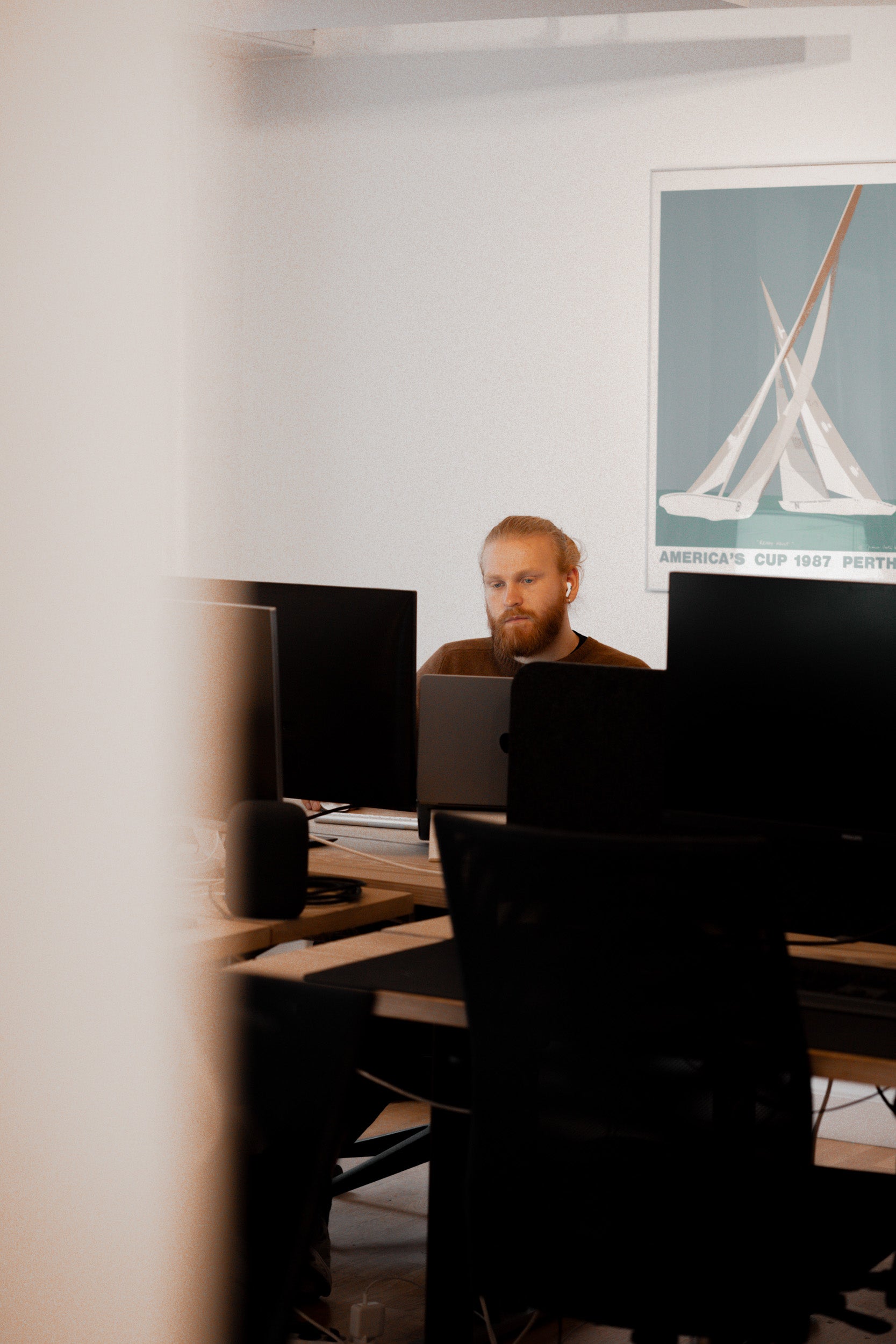 Medarbejder der arbejder på en computer på Spinnaker Nordics kontor i Danmark